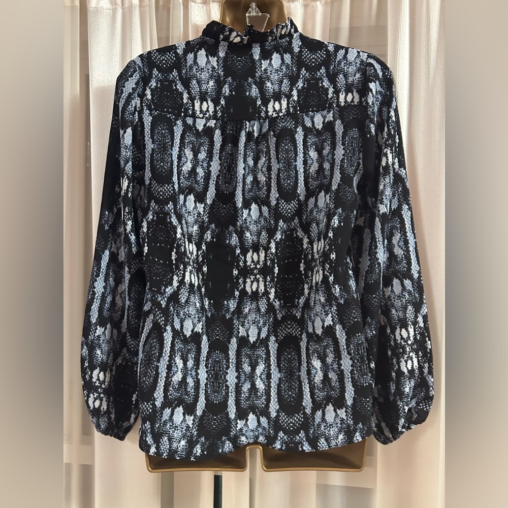 Beautiful blouse - Picture 3 of 8